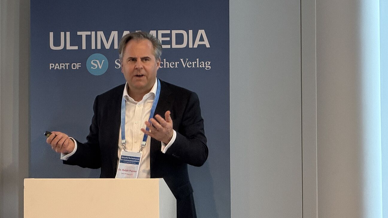 Sprecher auf der Bühne beim Praxisseminar Aktuelle Rechtsthemen